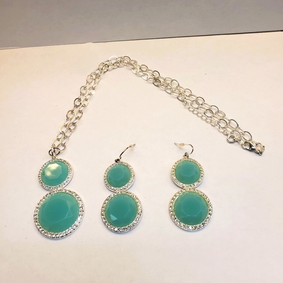 VINTAGE AVON SAQ Faux Turquoise Pendant Necklace and Earrings Matching set. - Picture 2 of 4
